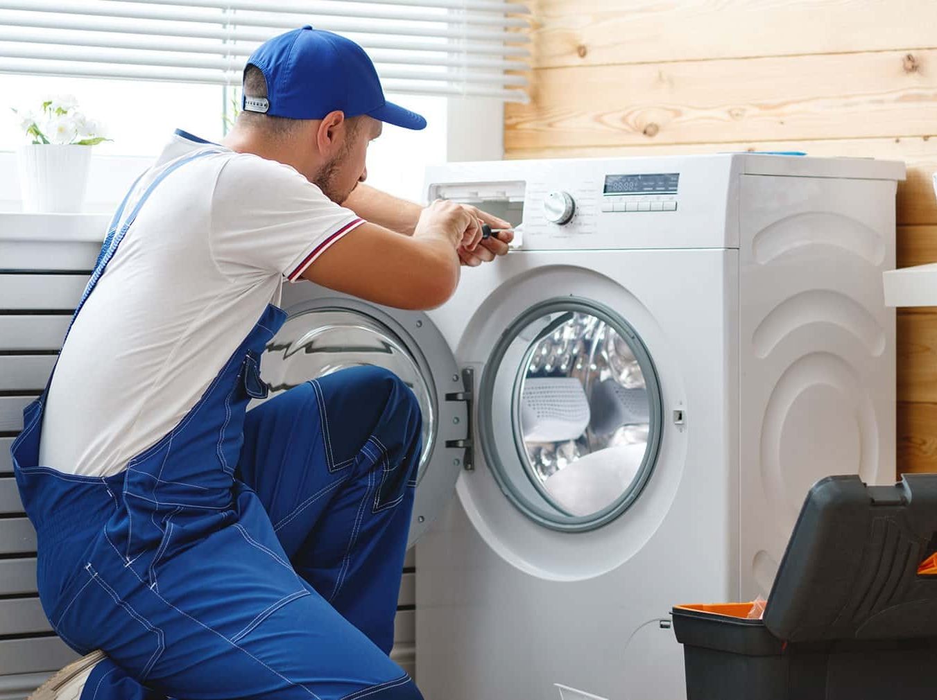 Técnico reparando electrodoméstico Fagor en Marbella